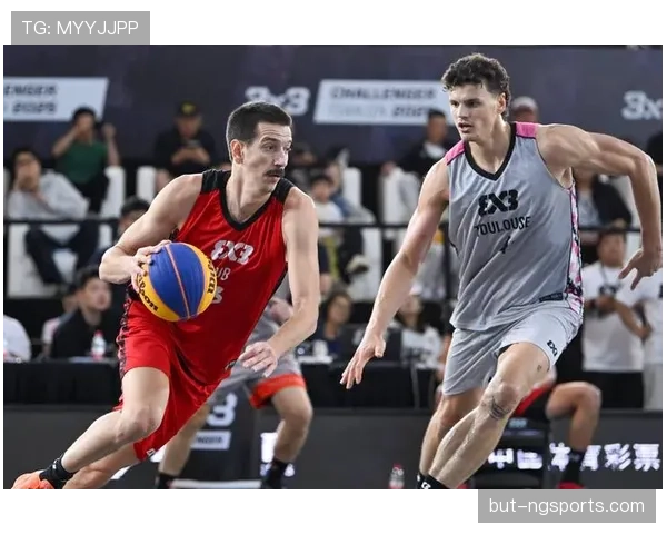 在篮球比赛中，球员做出连续动作时，如何判定持球是否违例？