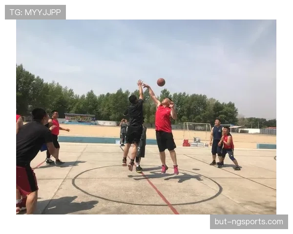 比赛开始规则解析：跳球与中圈发球如何执行
